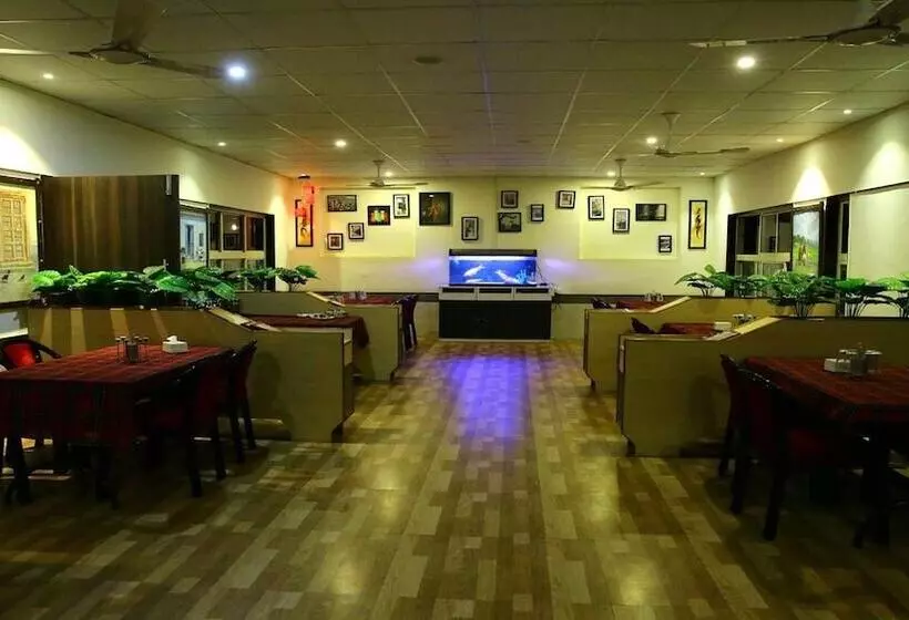 ホテル Dhanashree Hospitality   Bar,restaurant & Lodging