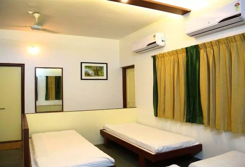 ホテル Dhanashree Hospitality   Bar,restaurant & Lodging