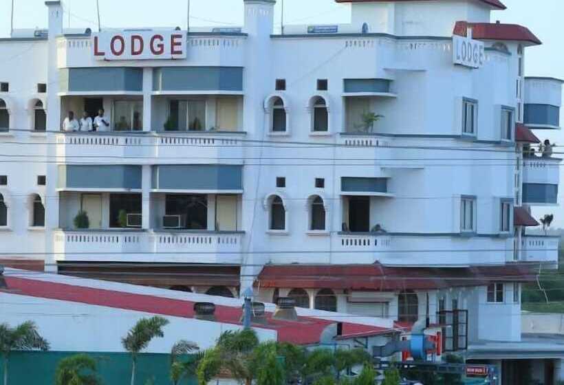 Hotell Dhanashree Hospitality   Bar,restaurant & Lodging