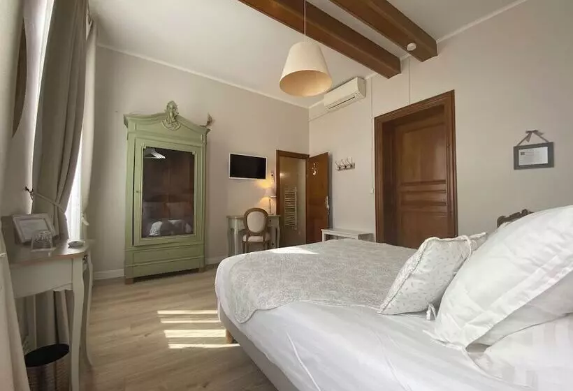 Majatalo La Maison Du Poëlon