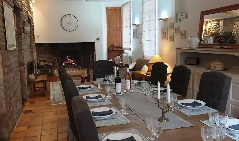 Majatalo La Maison Du Poëlon