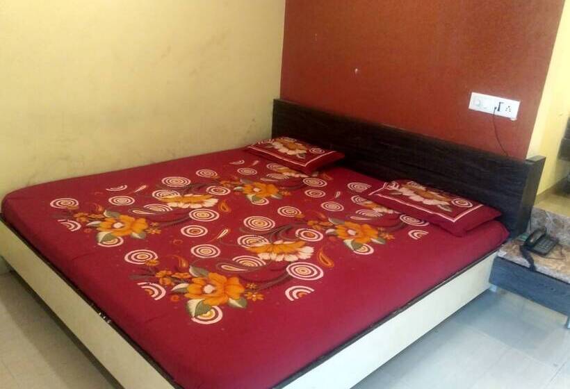 בית מלון כפרי Om Sai Chattra Icon Residency