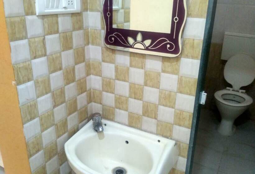 בית מלון כפרי Om Sai Chattra Icon Residency