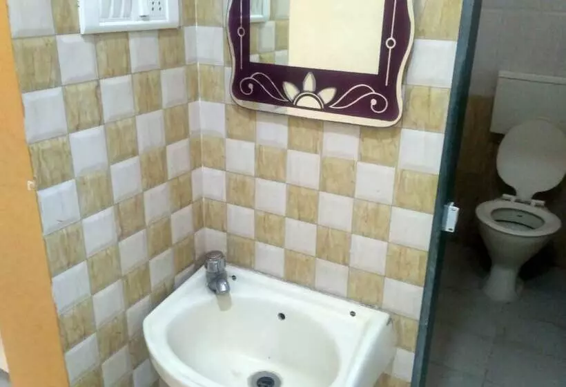 Hotelli Om Sai Chattra Icon Residency