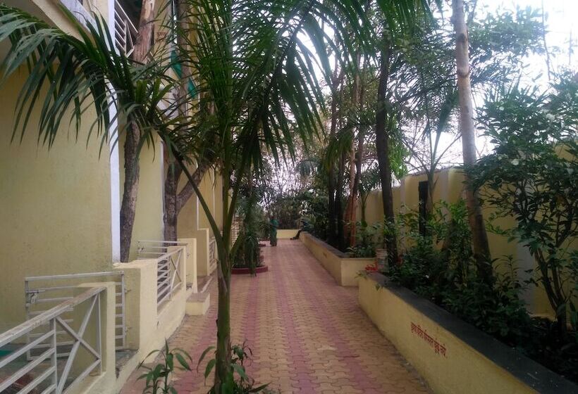 בית מלון כפרי Om Sai Chattra Icon Residency