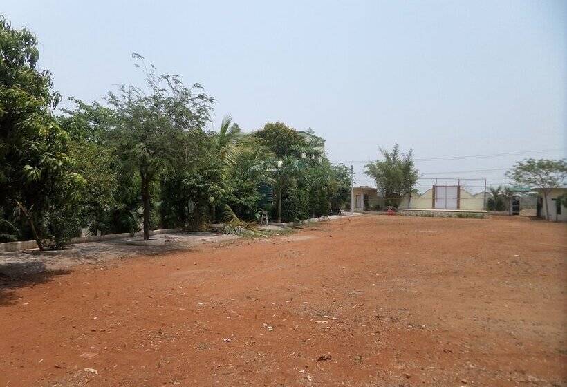 בית מלון כפרי Om Sai Chattra Icon Residency