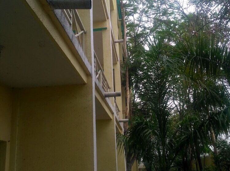 בית מלון כפרי Om Sai Chattra Icon Residency