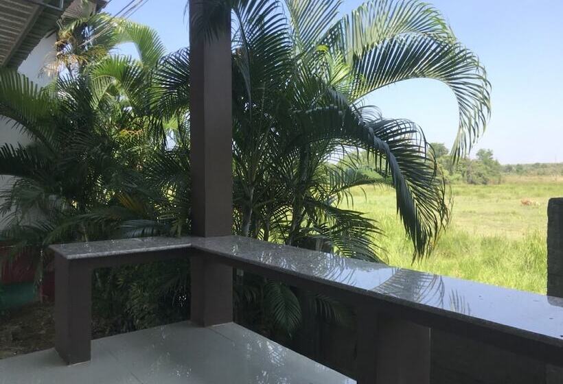 בית מלון כפרי Safe House Phatthalung Resort