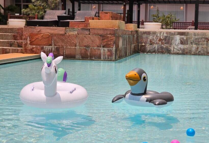 בית מלון כפרי Songphanburi