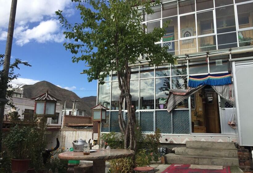 Yangkor Tibetan Homestay Hostel