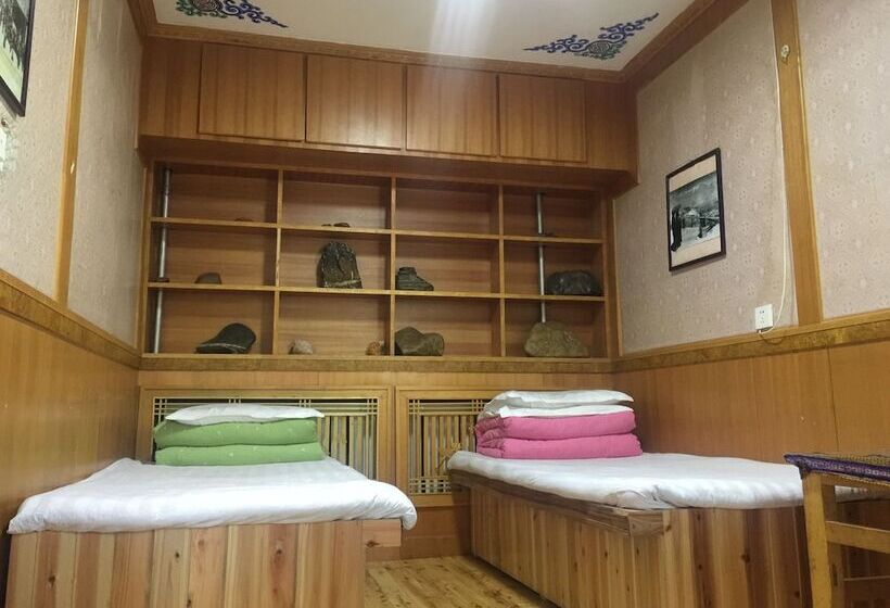 Yangkor Tibetan Homestay Hostel