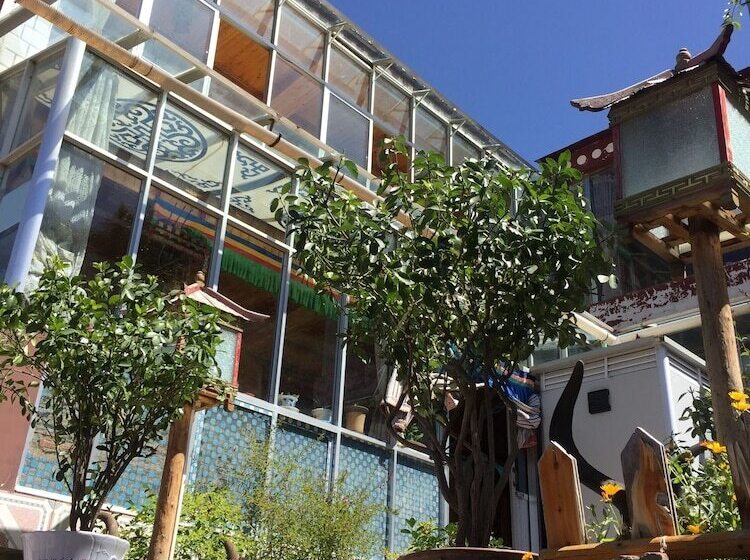Yangkor Tibetan Homestay Hostel