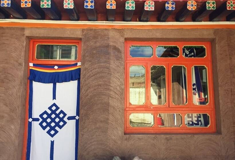 Yangkor Tibetan Homestay Hostel