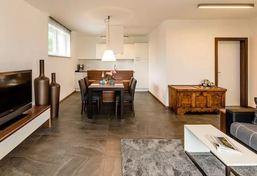 Hidalgo Suites & Restaurant