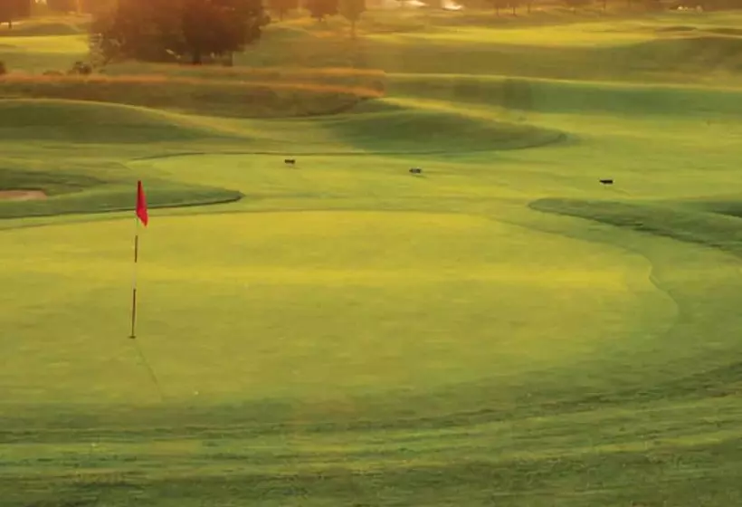 Hotelli Forest Golf Club And Inn