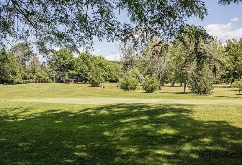 Hotelli Forest Golf Club And Inn