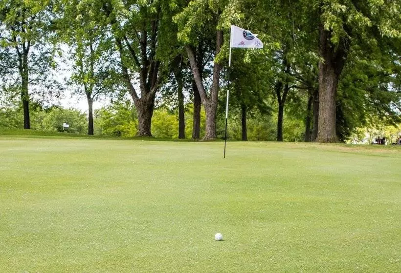 Hotelli Forest Golf Club And Inn