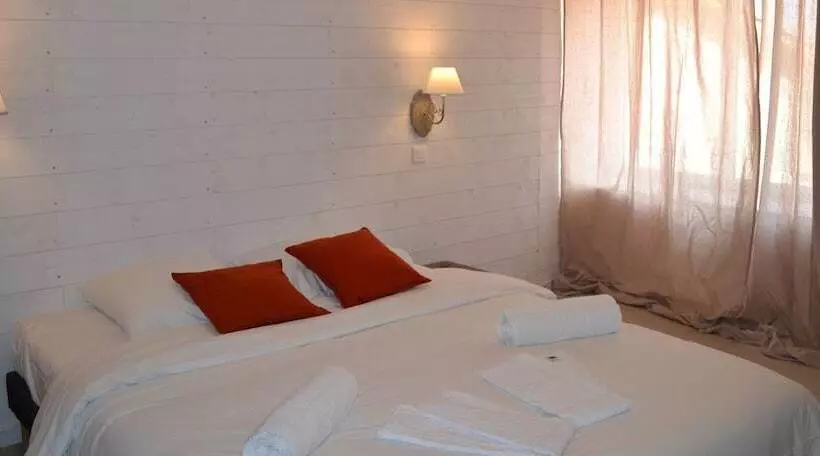 Majatalo Le Miel Et L'eau