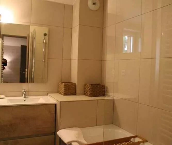 Majatalo Le Miel Et L'eau