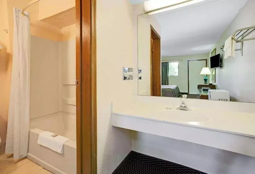 בית מלון כפרי Super 8 By Wyndham Fort Mitchell Cincinnati Area