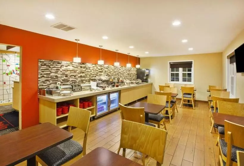 Отель Towneplace Suites Detroit Dearborn