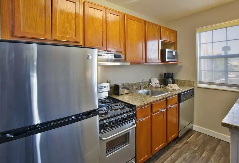 Отель Towneplace Suites Detroit Dearborn