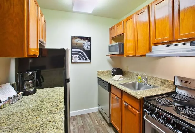 Отель Towneplace Suites Detroit Dearborn