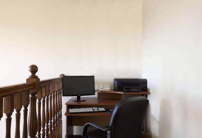 هتل Travelodge By Wyndham Grand Island