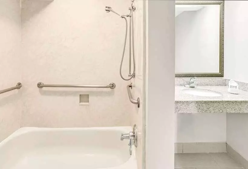 בית מלון כפרי Travelodge By Wyndham Silver Spring