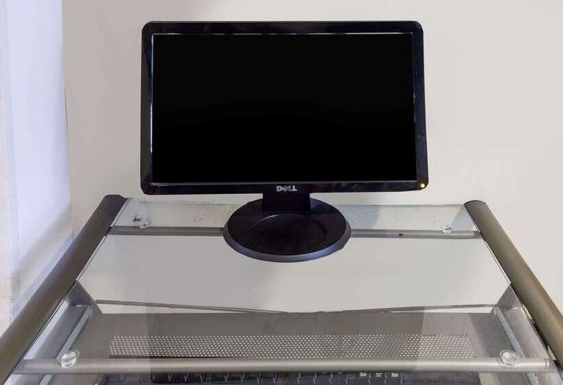 فندق على الطريق Super 8 By Wyndham Cleveland Tx