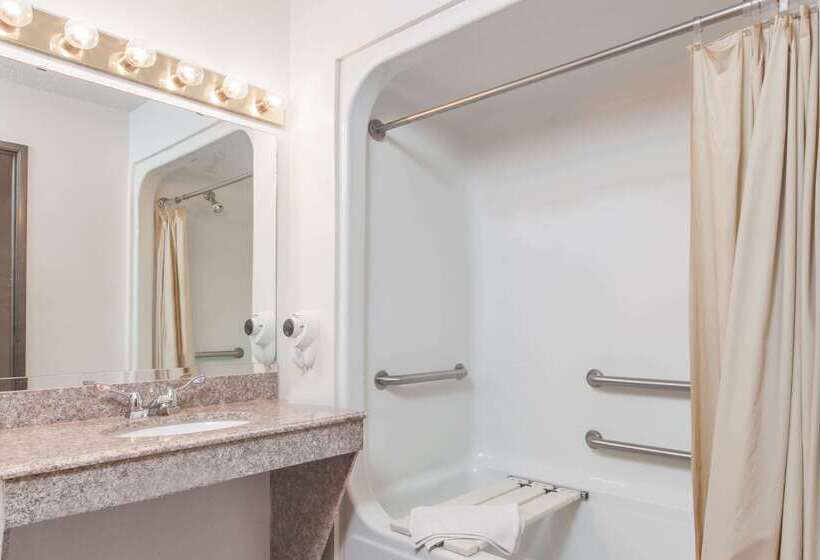 فندق على الطريق Super 8 By Wyndham Cleveland Tx