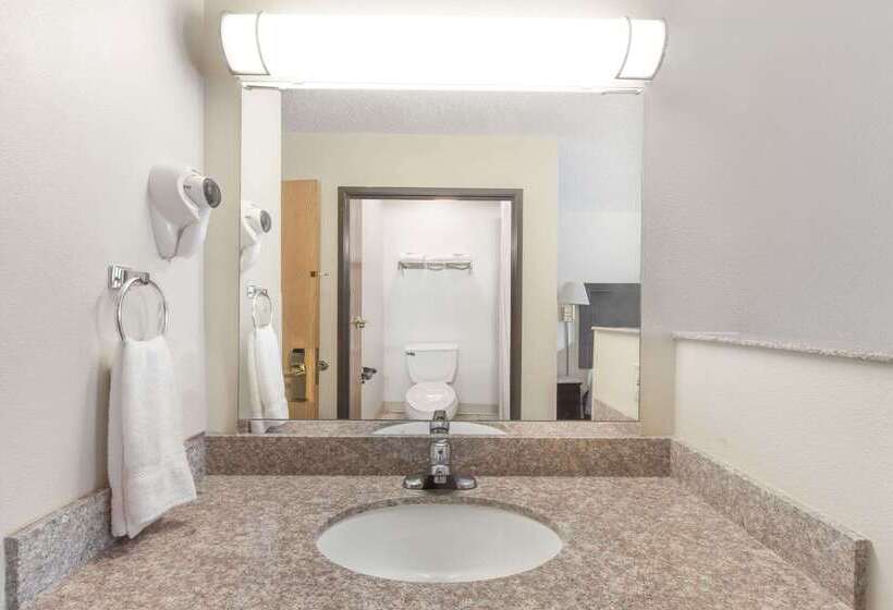 فندق على الطريق Super 8 By Wyndham Cleveland Tx