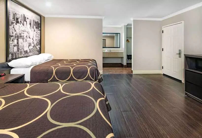 مُتل Super 8 By Wyndham North Hollywood