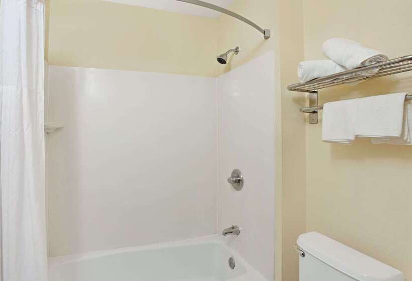 فندق على الطريق Super 8 By Wyndham North Hollywood