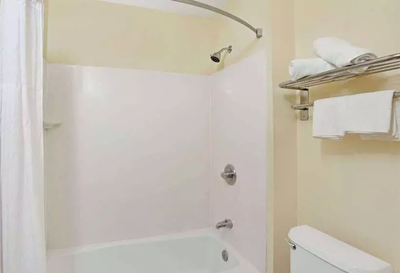 مُتل Super 8 By Wyndham North Hollywood