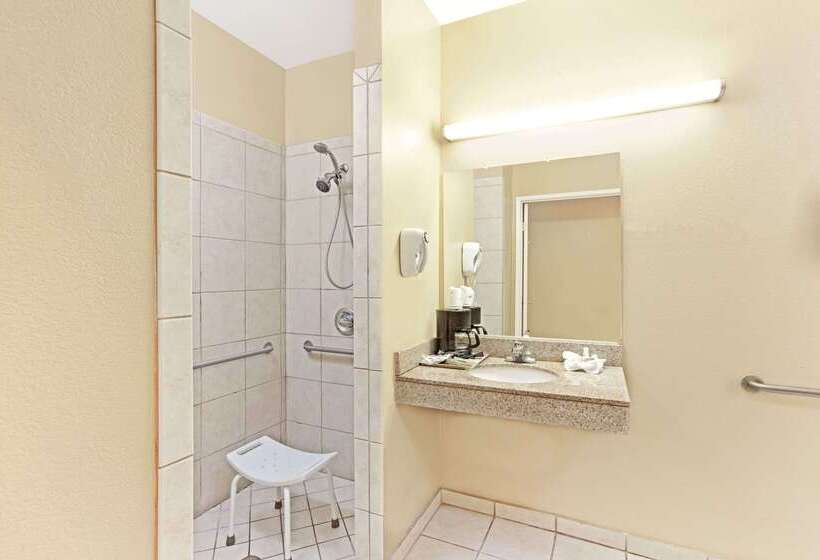 فندق على الطريق Super 8 By Wyndham North Hollywood