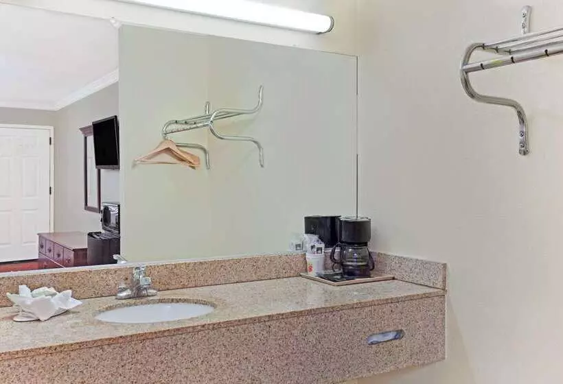 مُتل Super 8 By Wyndham North Hollywood