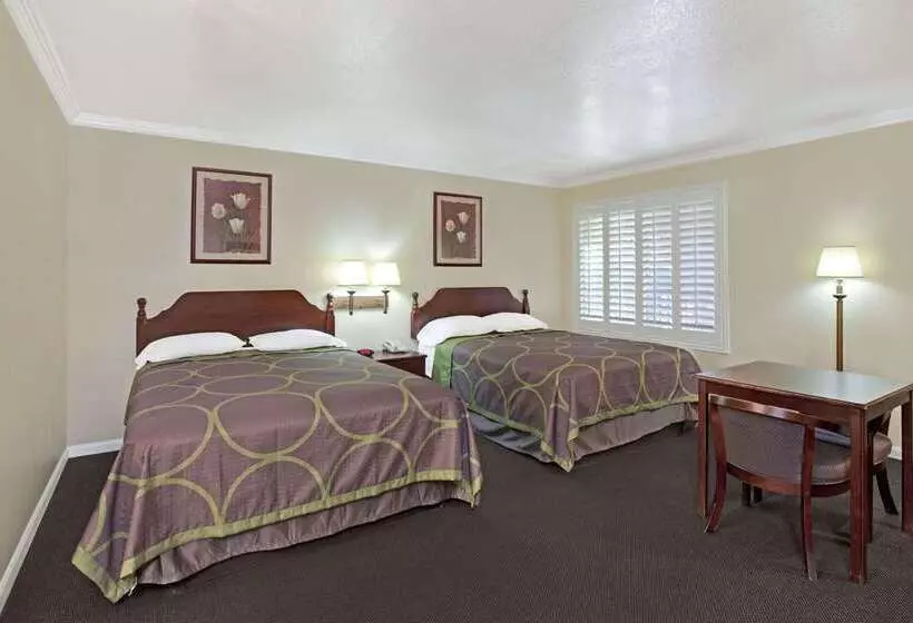 مُتل Super 8 By Wyndham North Hollywood