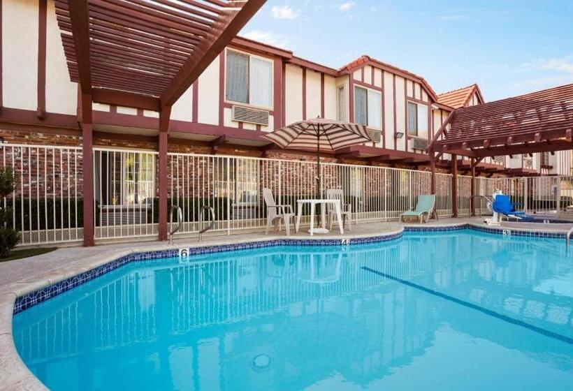 汽车旅馆  Super 8 By Wyndham Santa Clarita/valencia