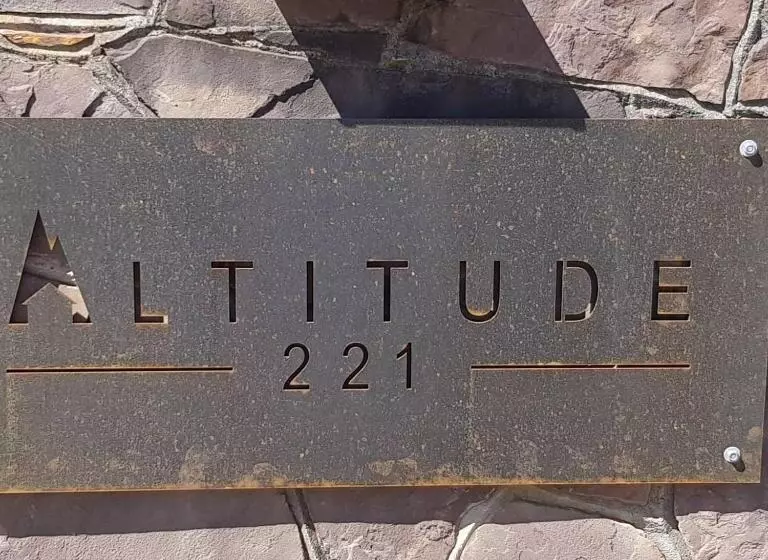 ベッドアンドブレックファースト Altitude221