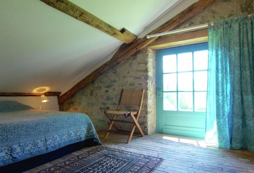 Charming Cottage In Ladignaclelong With Garden