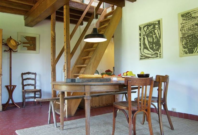 Charming Cottage In Ladignaclelong With Garden