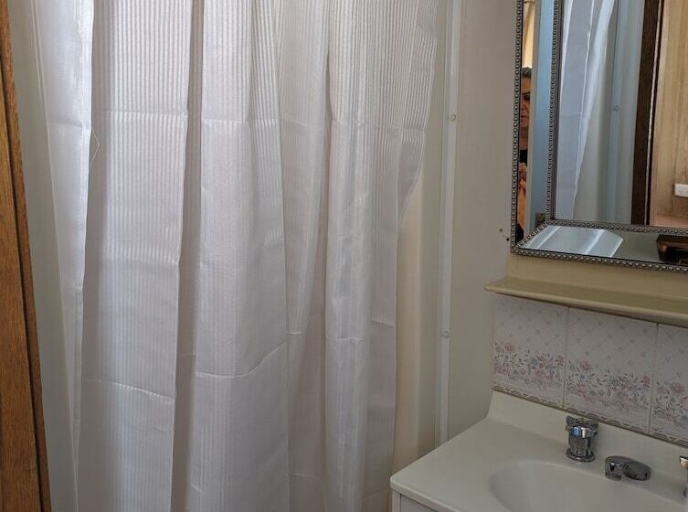 Kingscote Tourist Park And Family Units