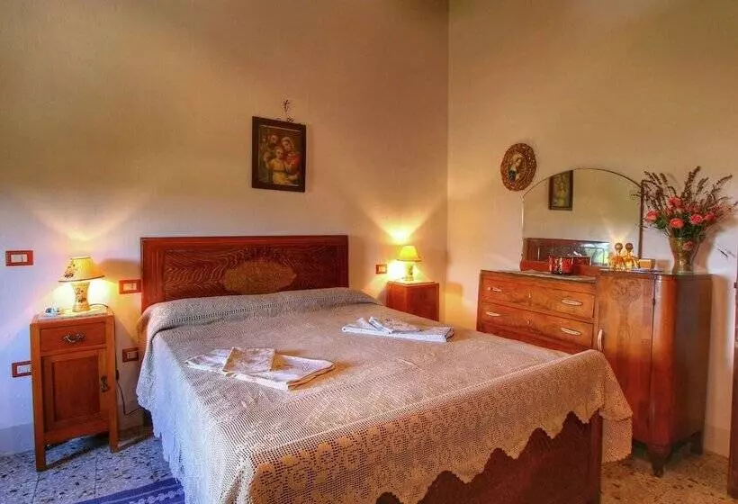 Rustic Farmhouse With Fishing Lake, Beautiful View, Peace, Quiet And Nature