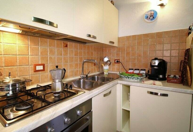 Rustic Farmhouse With Fishing Lake, Beautiful View, Peace, Quiet And Nature