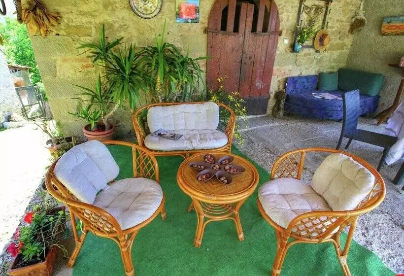 Rustic Farmhouse With Fishing Lake, Beautiful View, Peace, Quiet And Nature