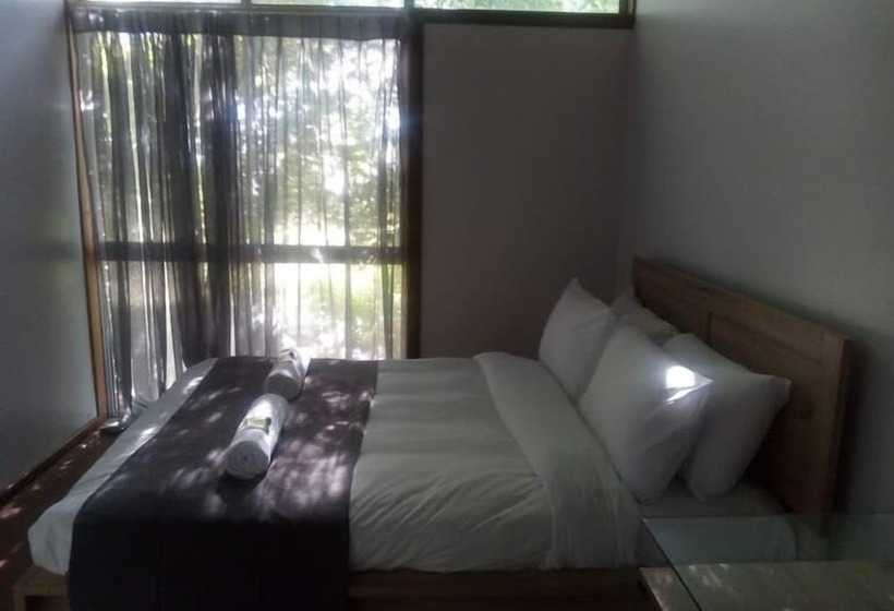 Отель Guyra Summit Caravan Park