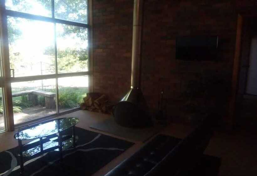 Отель Guyra Summit Caravan Park