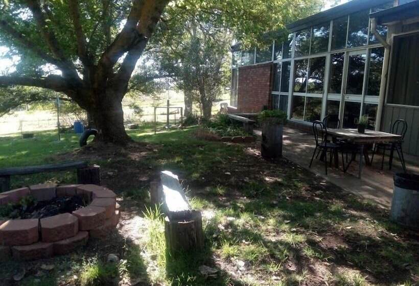 Отель Guyra Summit Caravan Park