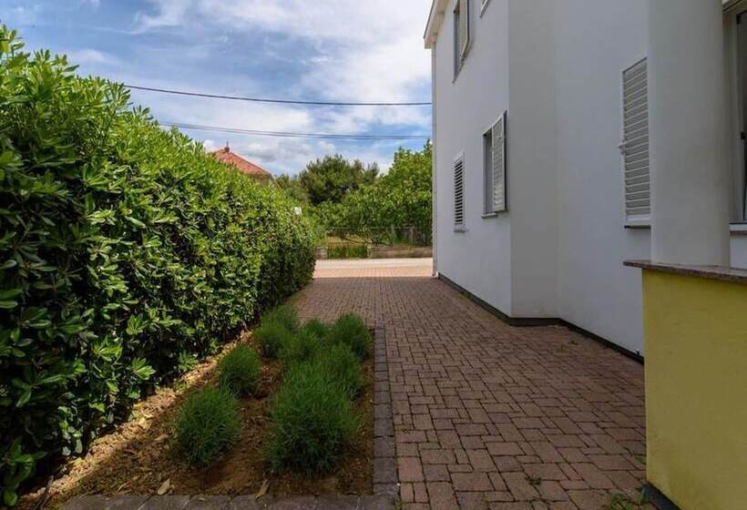 Homely Apartment In Sukošan Near Sea